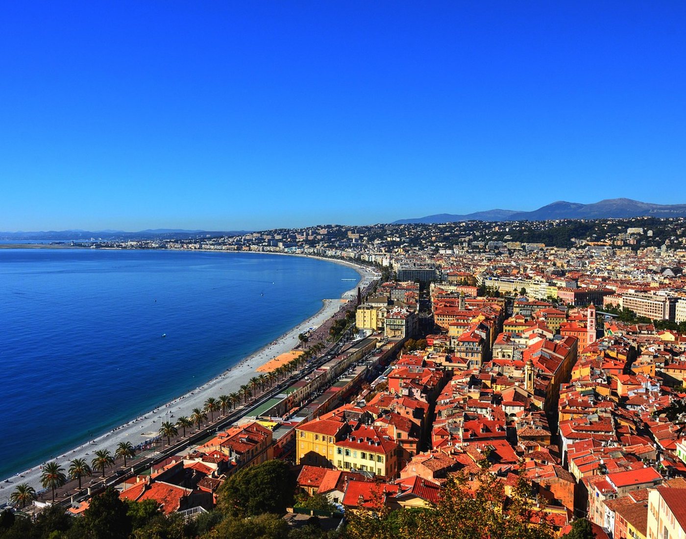 La promenade des Anglais et la baie des Anges à Nice